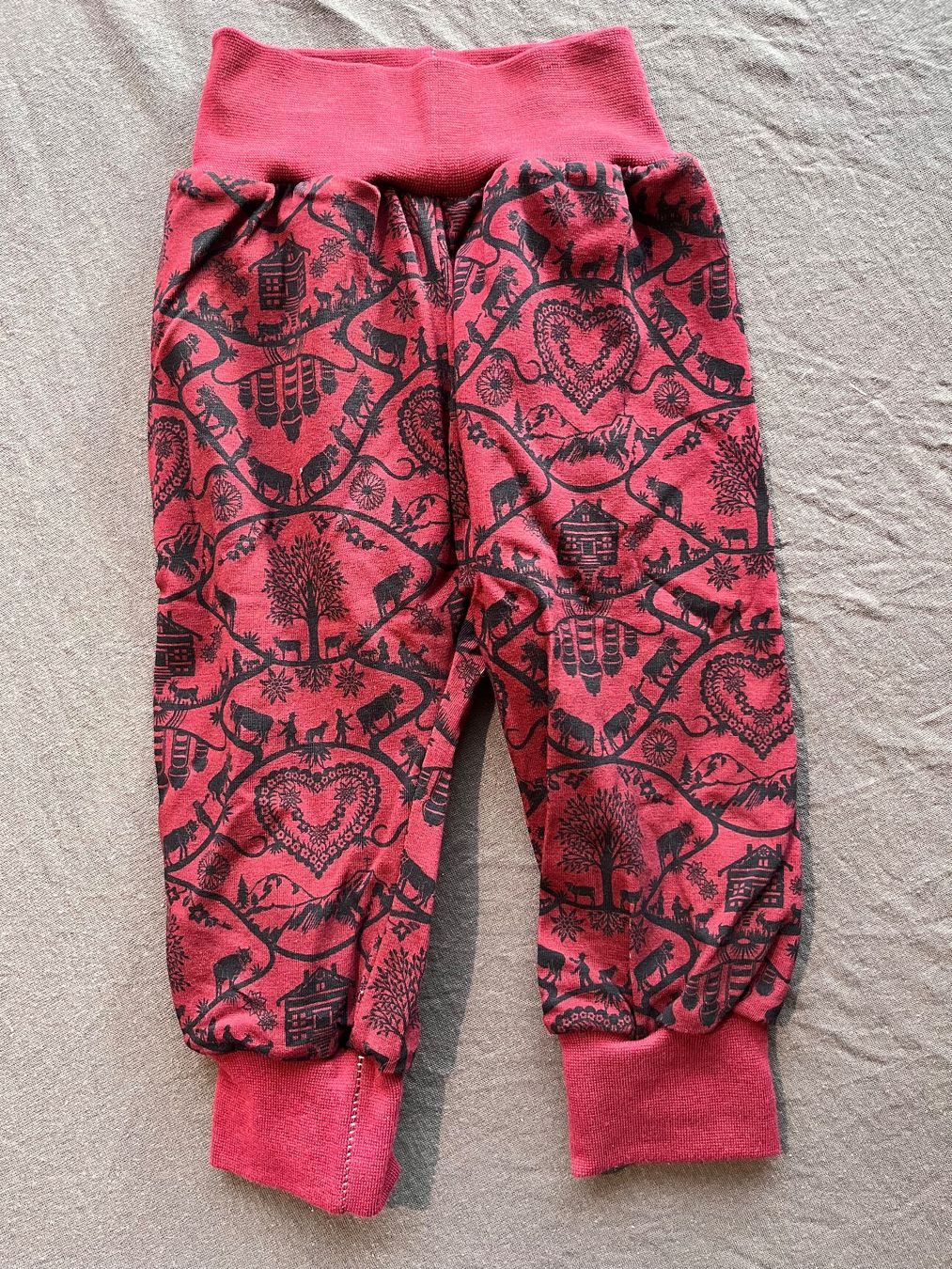 Pantaloni: 1 Kinderhose selbst genäht – Nuovo e nell'imballaggio originale da Büsserach venduto da bor_s88m