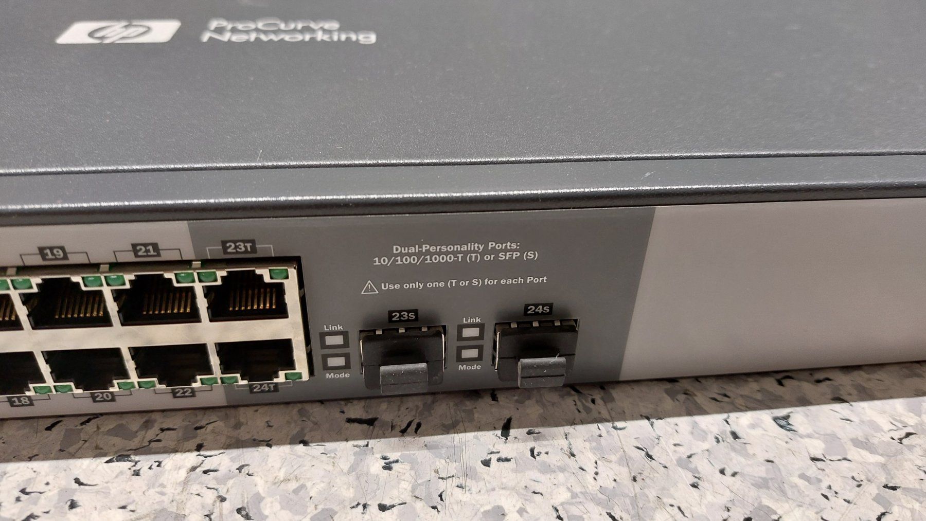 Hewlett Packard Hubs & Switches: HP Netzwerkswitch Gigabit 24 Port – Gebraucht aus Hinteregg von Amerizium 1