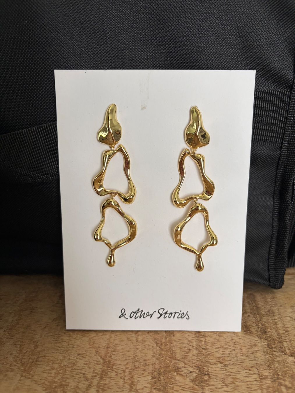 Other Stories Ohrringe & -stecker: & Other Stories Long Gold Earrings – Neu und originalverpackt aus Zürich von mon_ht6w