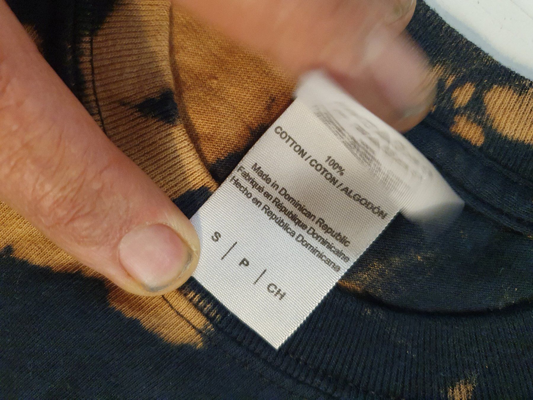 T-shirts: Gildan T-Shirt Batikmuster grösse M – D'occasion à Zürich par loosebone 1