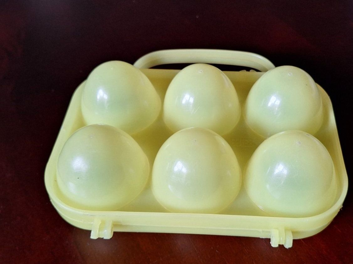 Contenitori & Simili: Vintage ,6er Picnic-Eierbehälter u. Eierschneider gelb – Usato da Dornach venduto da majo8689 3