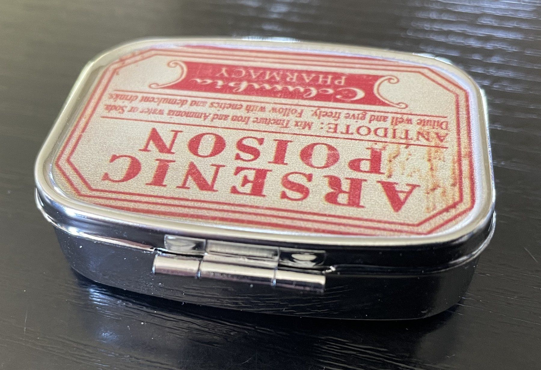 Contenitori & Simili: Blechdose Dose ARSENIC POISON Pillendose Blech Springdeckel – Usato da Oftringen venduto da allesmeins 1