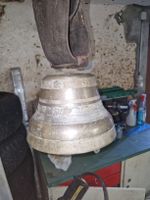 Alte Glocke mit Lederriemen gebrauchter Zustand