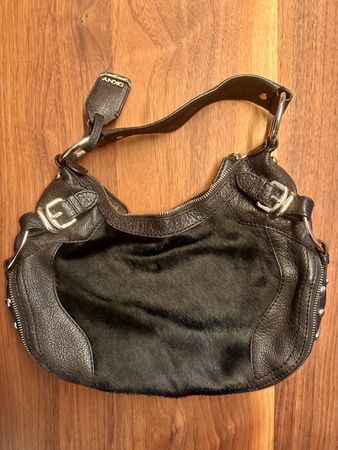 Schwarze DKNY Handtasche im Winter-Look aus Leder und Fell-A