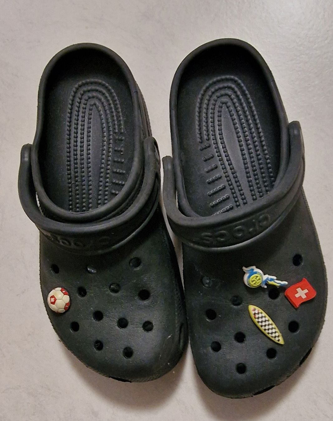Crocs Scarpe da uomo: Schwarze Crocs Kids Gr. 38 mit Jibbitz – Usato da Illnau venduto da asnatop