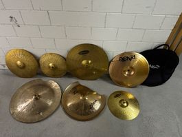 Diverse Schlagzeug-Cymbals (intakt und defekt)