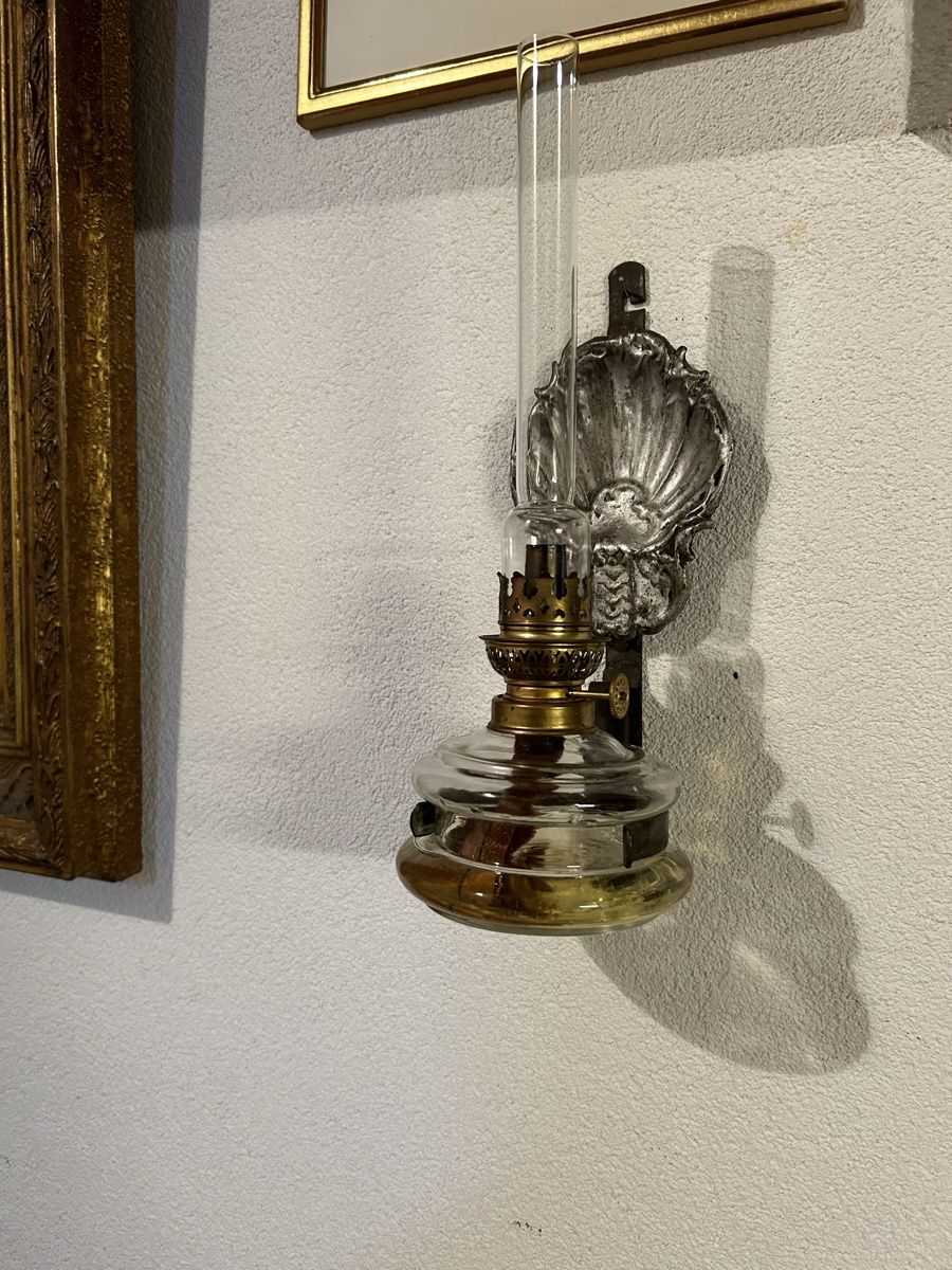 Lampen: Antike Petroleumlampe mit Wandhalterung – Gebraucht aus Lanzenhäusern von vic63