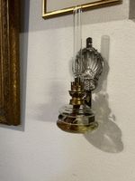 Antike Petroleumlampe mit Wandhalterung