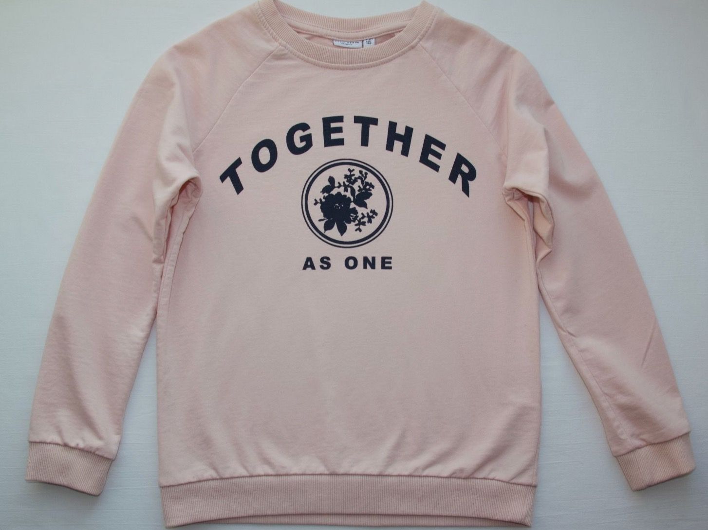 Maglioni & Felpe: Sweatshirt mit Aufschrift 'TOGETHER AS ONE', Gr. 134-140 – Nuovo (secondo la descrizione) da Uetikon am See venduto da Vil4523