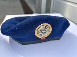Schnäppchen: Militär Bèret mit Abzeichen, ab Fr. 10 !