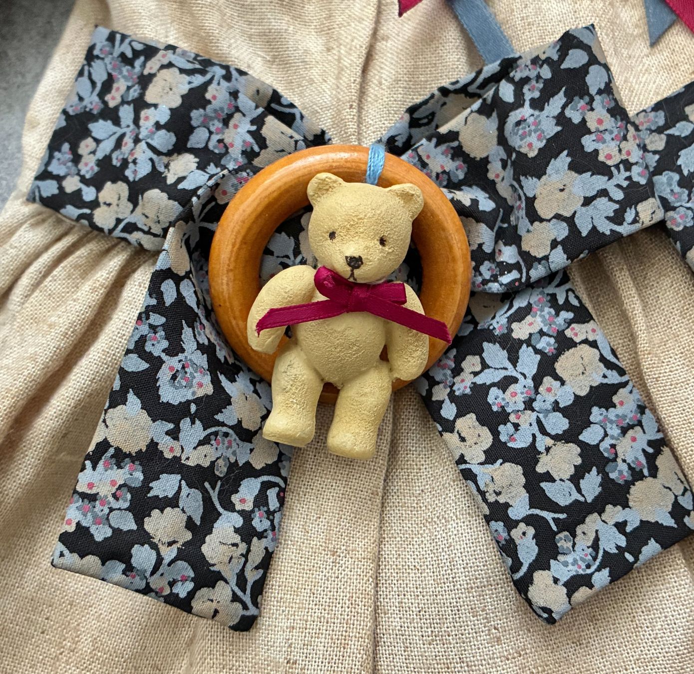 Bambole: Vintage Bären-Puppenkleid mit Strohhut – Usato da Kloten venduto da Nephty 4