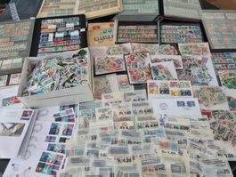 Posten mit xxxx CH Briefmarken in Alben, Tüten, etc.