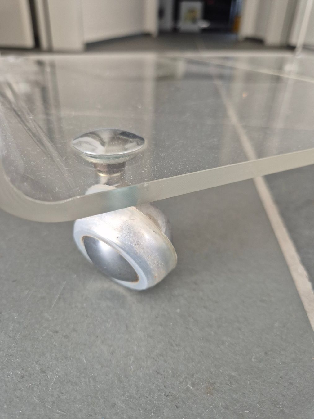 Banconi: Designer Acrylglas Tisch/Rollcontainer – Usato da Unterkulm venduto da Pato1b 4