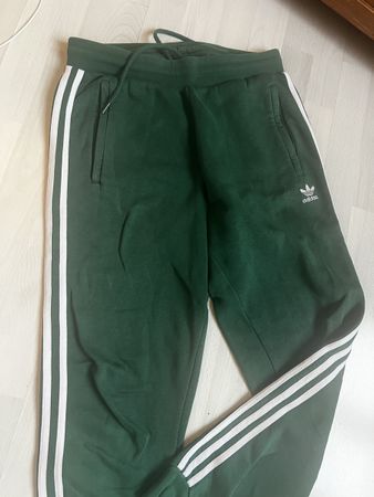 Grüne Adidas Hose mit weissen Streifen Grösse M 