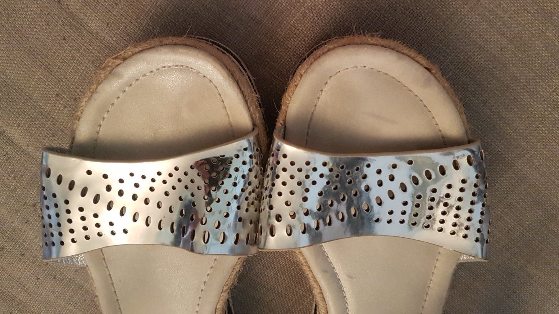 Scarpe da donna: Silberne Sandalen – Usato da Oberengstringen venduto da Asteroid56 5