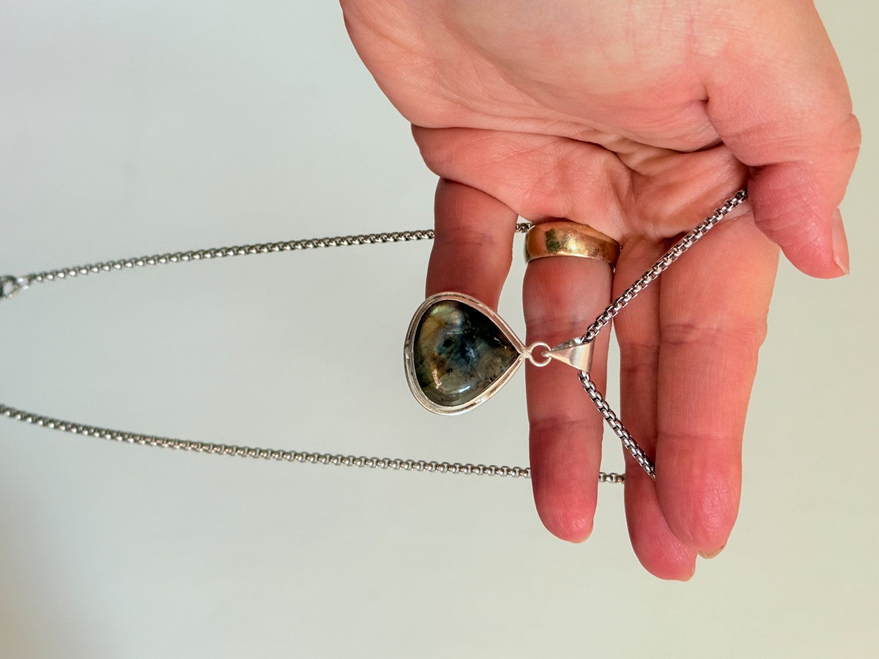 Catenine: Collier labradorite, forme goutte d'eau – Nuovo e nell'imballaggio originale da Genève venduto da AGBERG 1