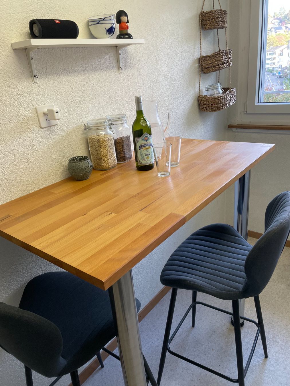 Tische: Bartisch mit Beinen und Hockern – Gebraucht aus Zollikofen von P-r-A 2
