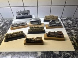 9 Sammler-Lokomotiven auf Sockel diverse Modelle Konvolut