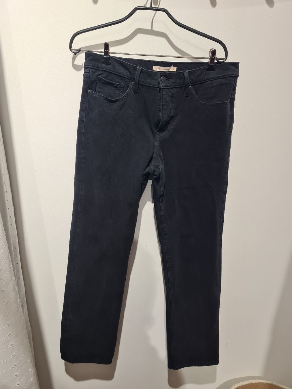Levi's Jeans: Schwarze Levi's 314 Shaping Straight Jeans, Gr. 31 – Usato da Adligenswil venduto da FriedasWelt