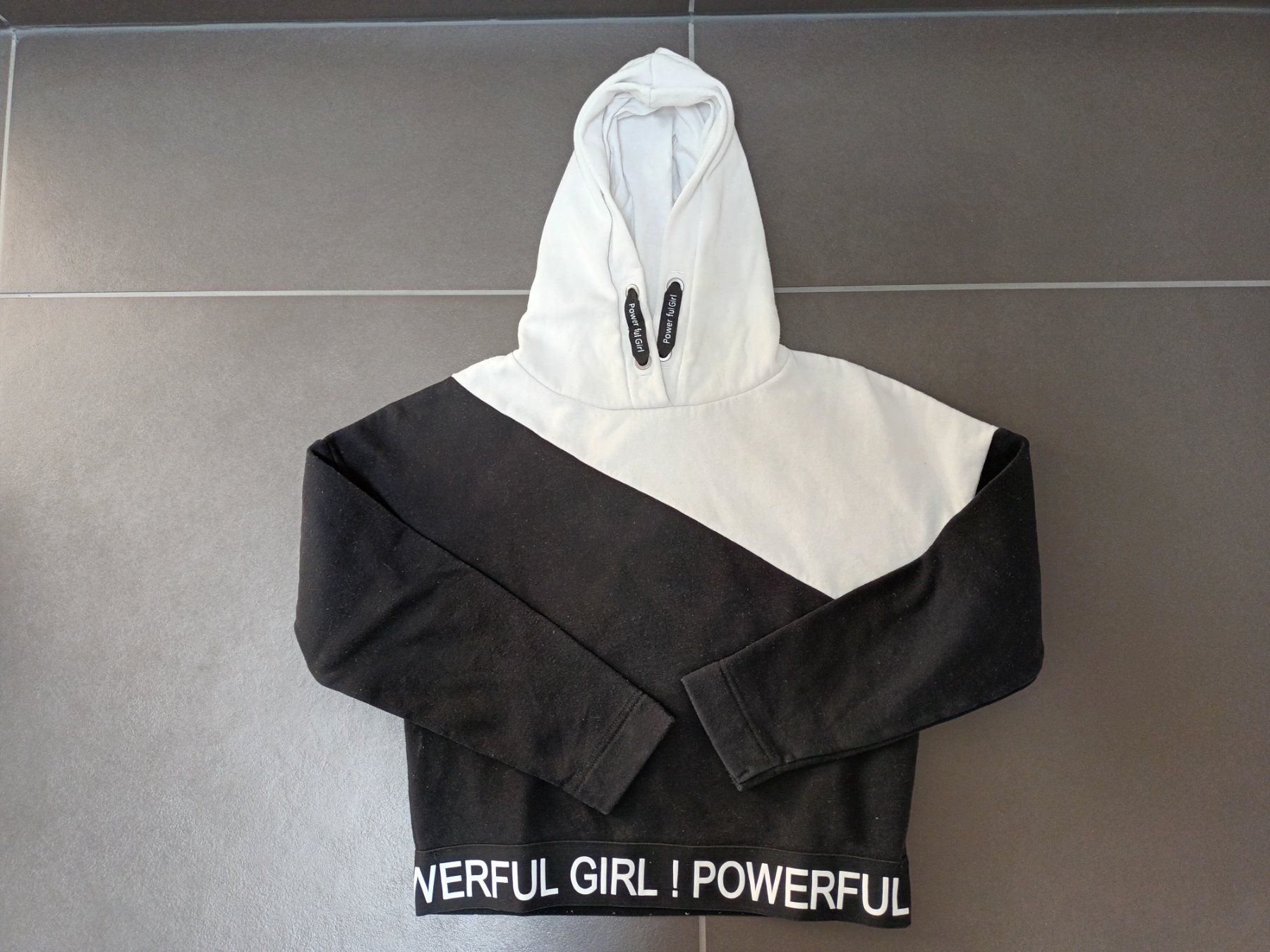Maglioni & Felpe: Pullover mit Kapuze Gr. ca. 134 – Usato da Ried-Muotathal venduto da lufo 1