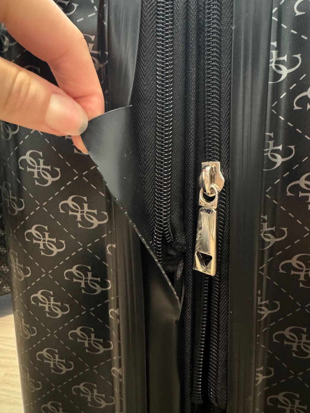 Valises de voyage: Guess Handgepäckkoffer schwarz – D'occasion à Maisprach par jokoundklaas 5
