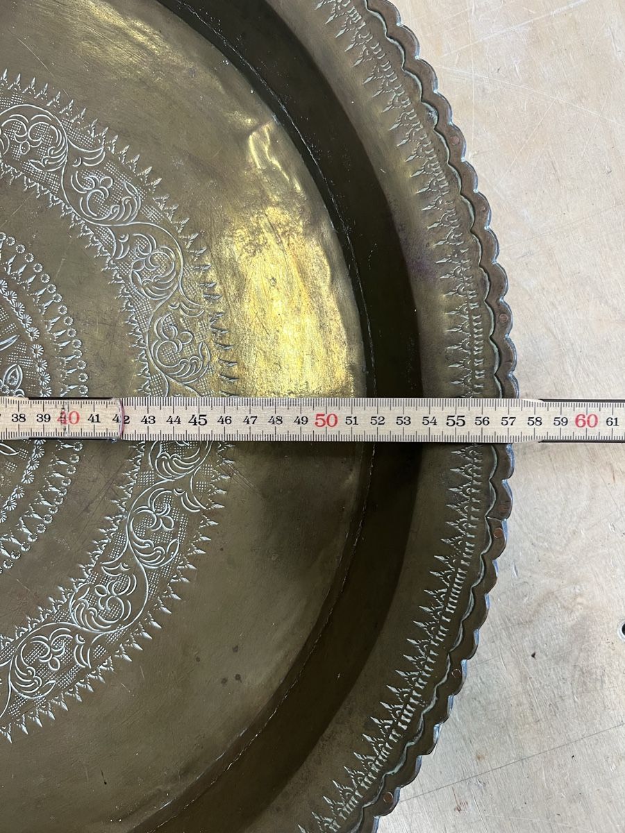 Piatti di portata: Rundes Messingtablett mit Gravur ca. 58cm Durchmesser – Usato da Perlen venduto da Chregle1 2