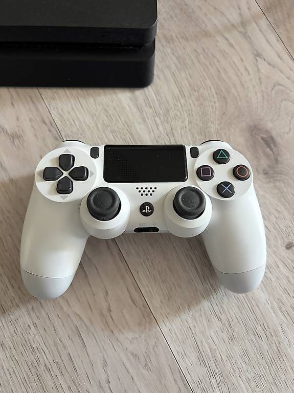 Console: PS4 mit Controller  – Usato da Sirnach venduto da lam_9dpr 2