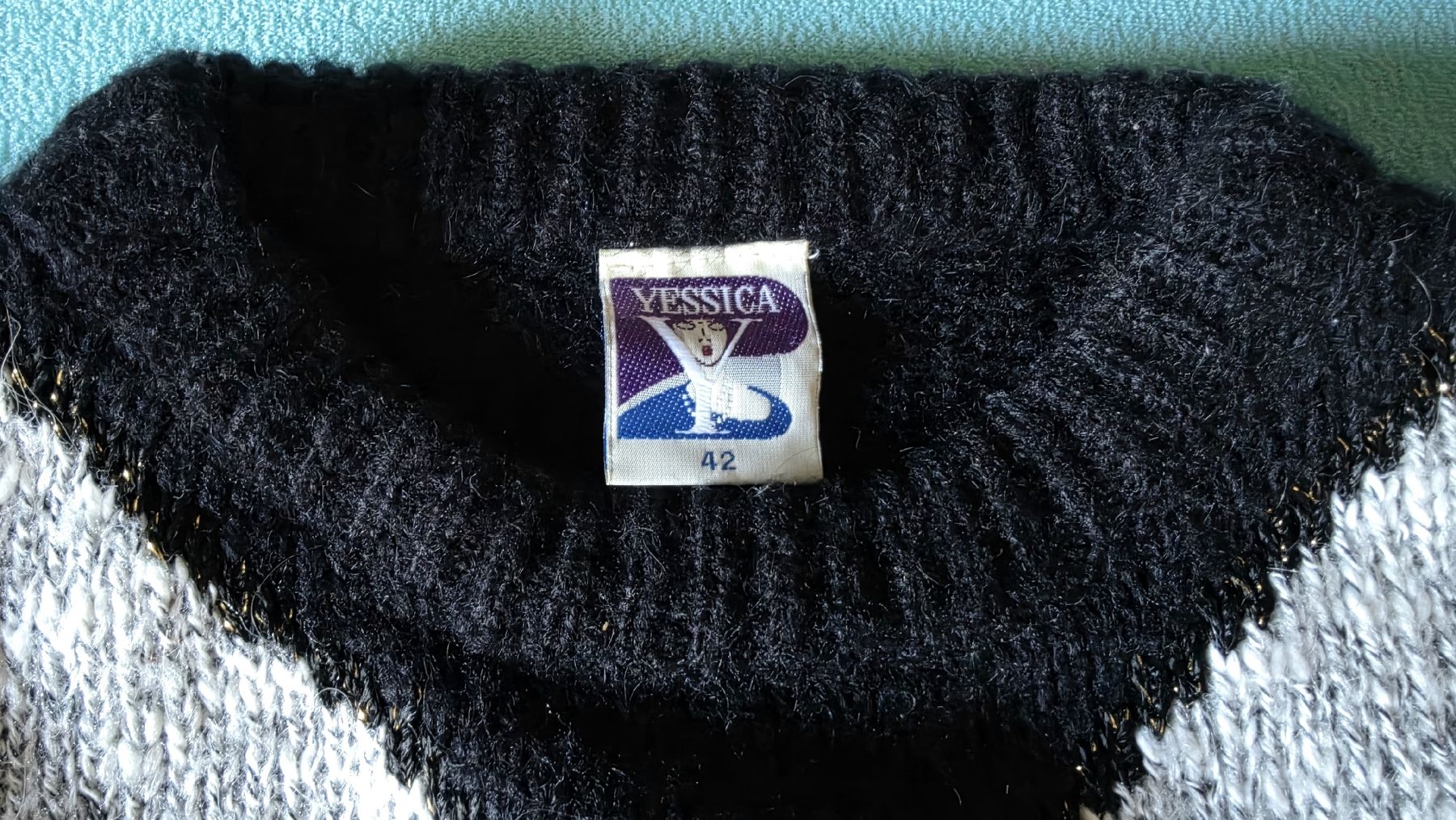 Pullover & Sweatshirts: Yessica Pullover schwarz grau gemustert Grösse 42 – Gebraucht aus Binningen von Entruempeln 1