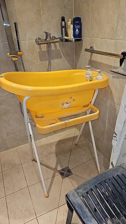Vasche da bagno: Baby Badewanne mit Gestell – Usato da Pèry venduto da Gopo 2