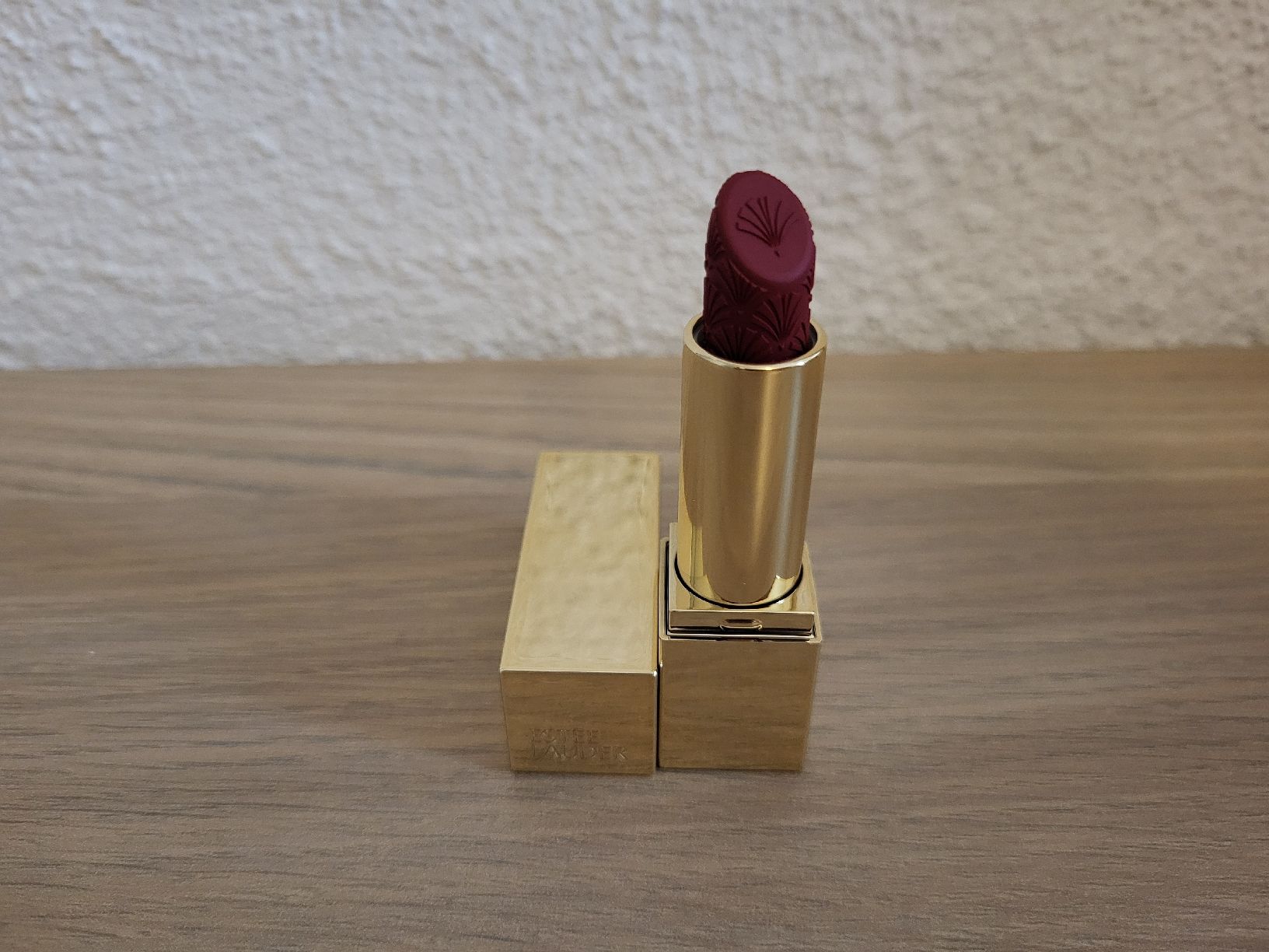 Estée Lauder Make-up: Estee Lauder Lippenstift Ruby Red Velvet LIMITED EDITION – Nuovo e nell'imballaggio originale da Nänikon venduto da Skin-Beauty 1