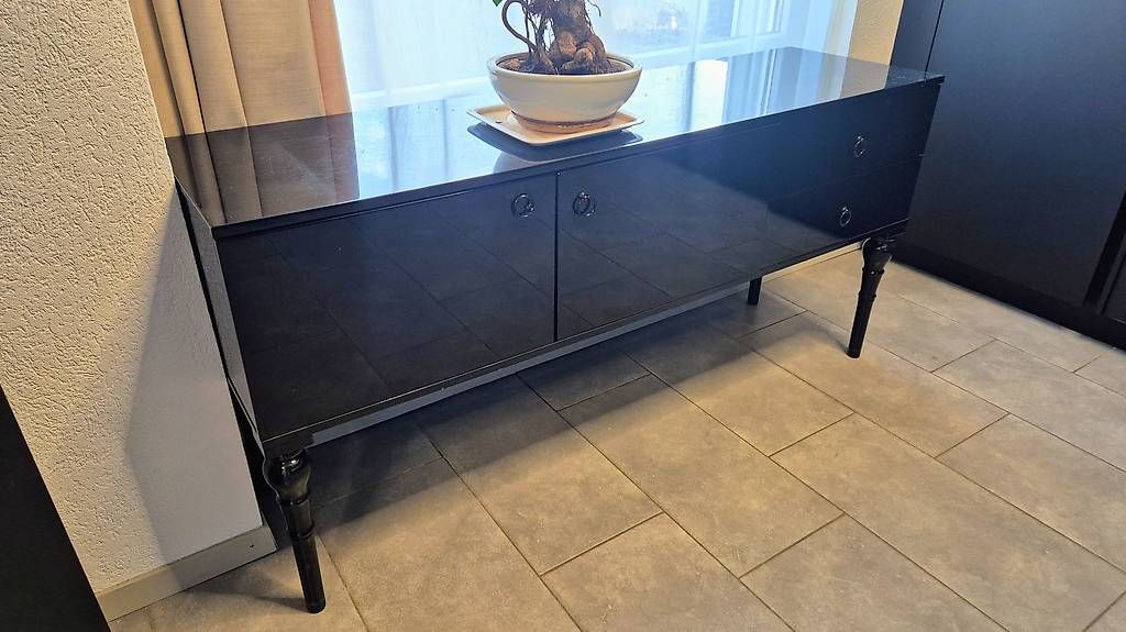 Credenze: Buffet bas noir laqué/brillant. Prix à discuter. – Usato da La Chaux-de-Fonds venduto da danydeneuch