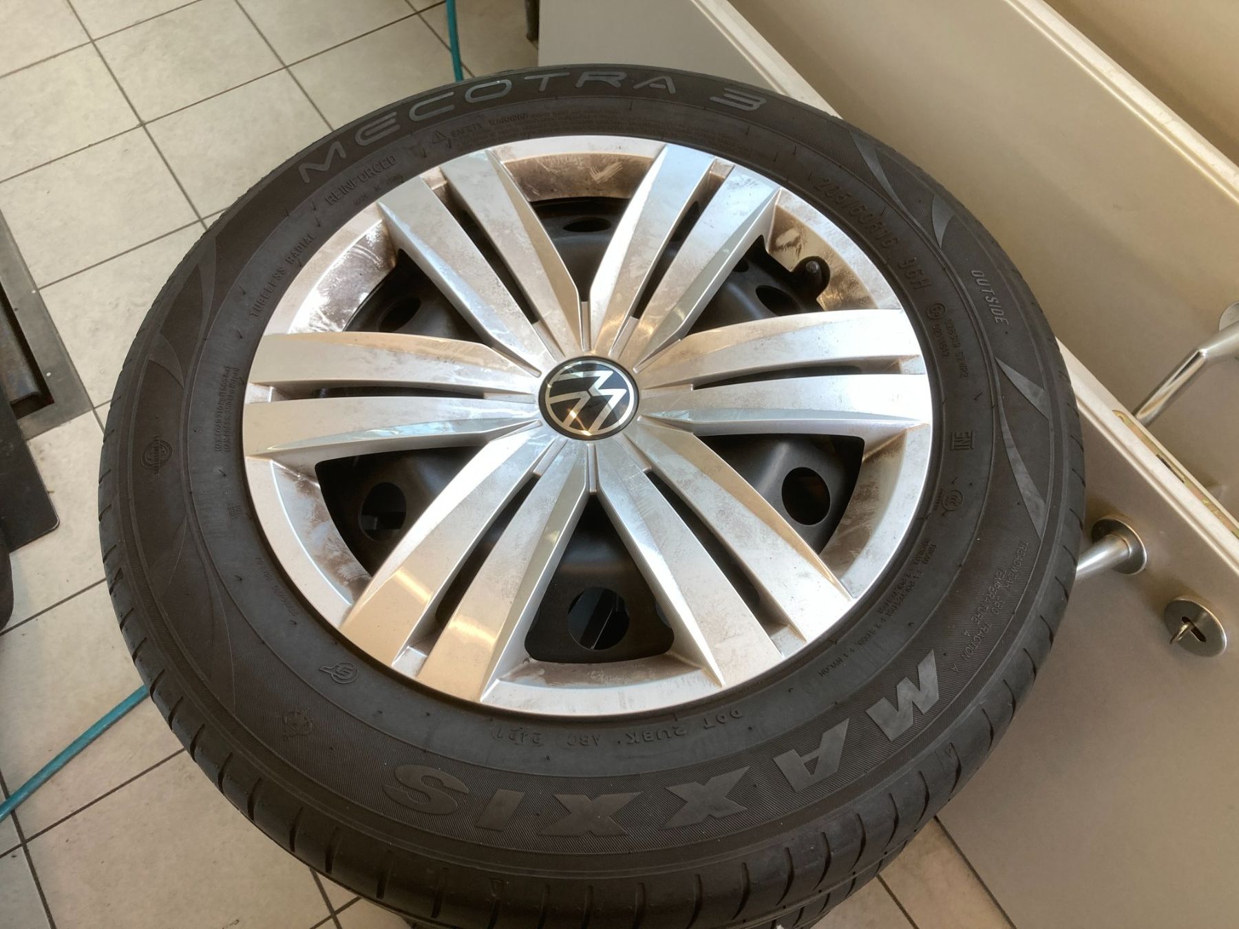 Volkswagen Pneumatici & Ruote complete: VW Caddy Sommerräder 205/60R16 – Usato da Cham venduto da WB2223 1