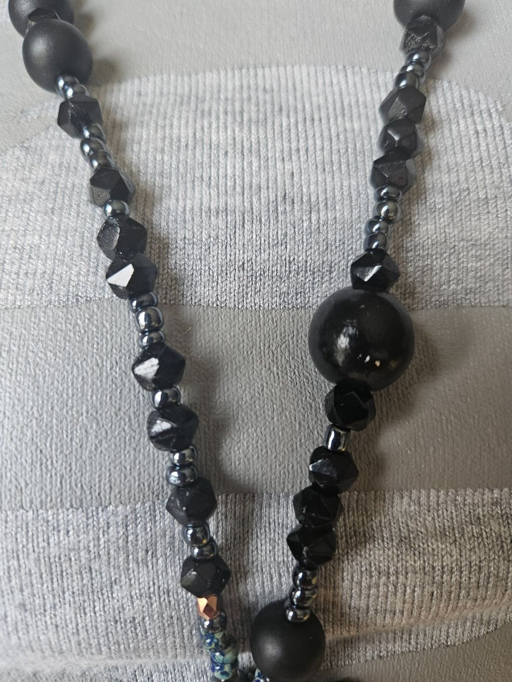 Catenine: collier porte lunettes perles noires – Nuovo e nell'imballaggio originale da Thônex venduto da lacomtessedesfees 3
