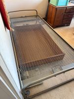 Klappbett mit Drahtgeflecht gebraucht