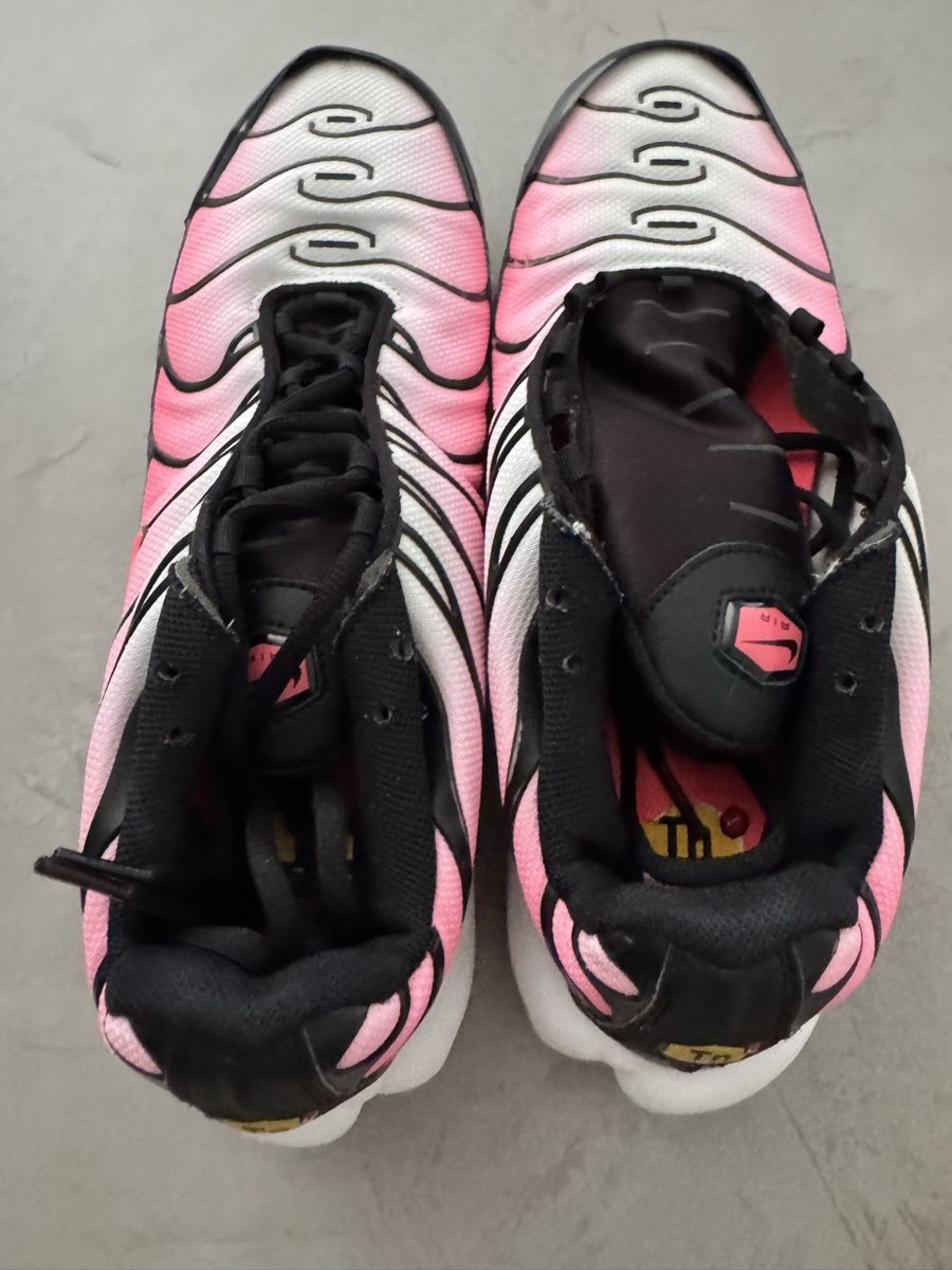 Nike Scarpe da uomo: Nike Air Max Plus TN SE Taille 44 Rose Blanc Noir – Usato da Fribourg venduto da Veronique22 1