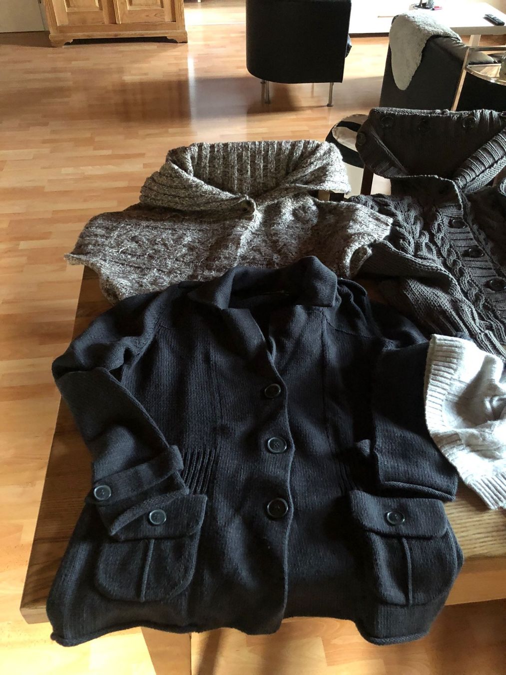 Lotti di vestiti: 3 coole Jäckli + 2 Gilets Gr. 36 – Usato da Röschenz venduto da Tashroal 1