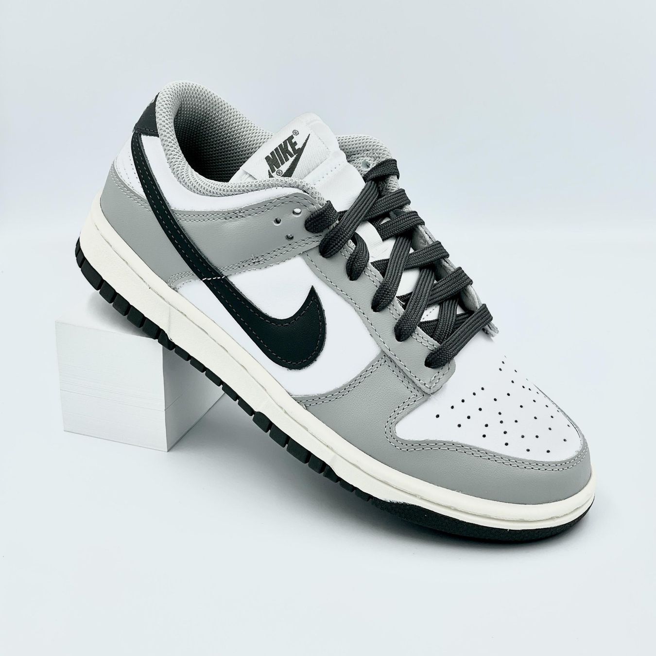 Nike Scarpe da donna: Nike Dunk Low Light Smoke Grey EU 38 – Nuovo e nell'imballaggio originale da Erlinsbach venduto da sasneakers 3