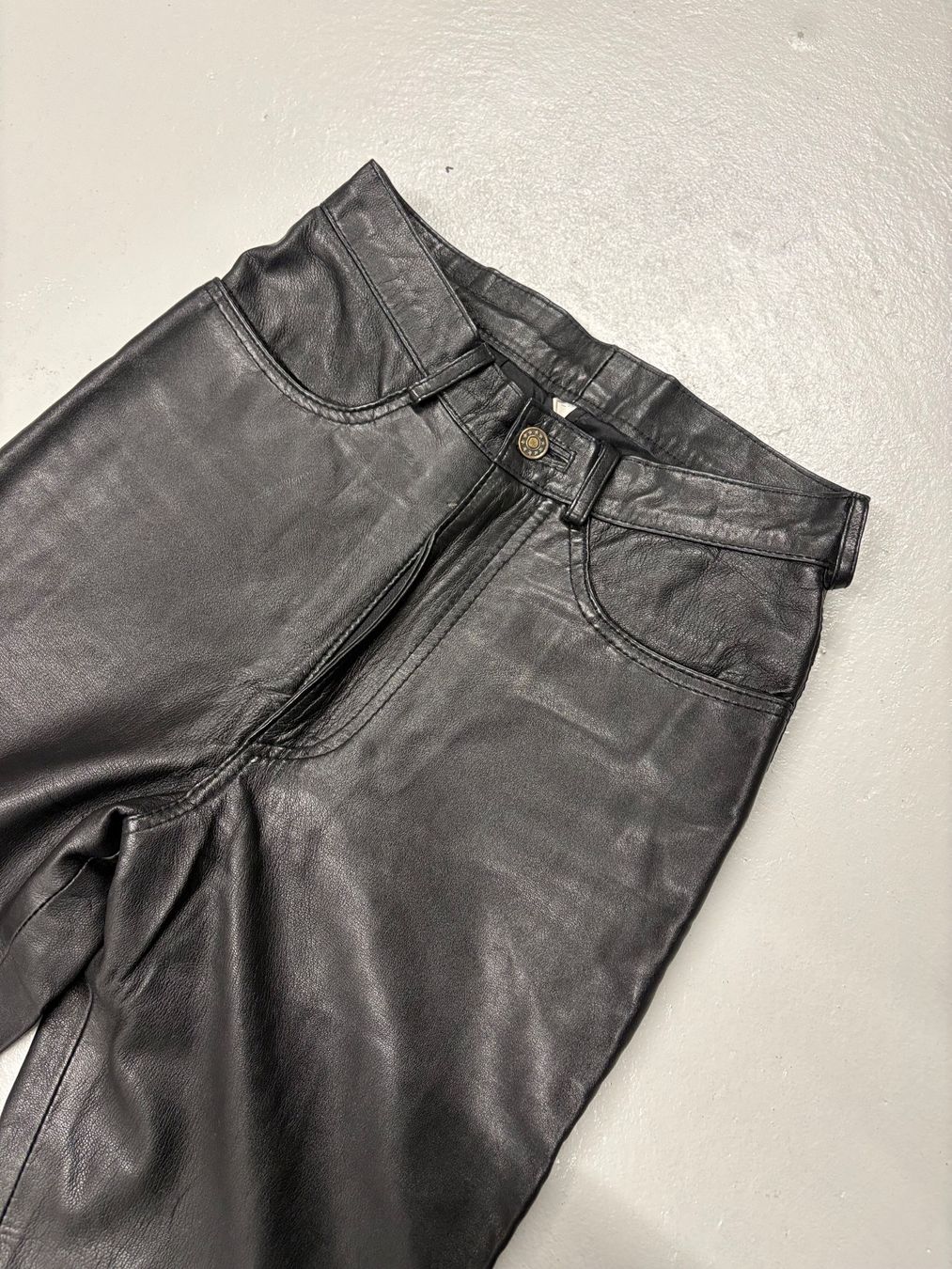 Hosen: gerade geschnittene Lederhose Gr. 34 schwarz Slim – Neu (gemäss Beschreibung) aus Regensdorf von secondchancefashion 1