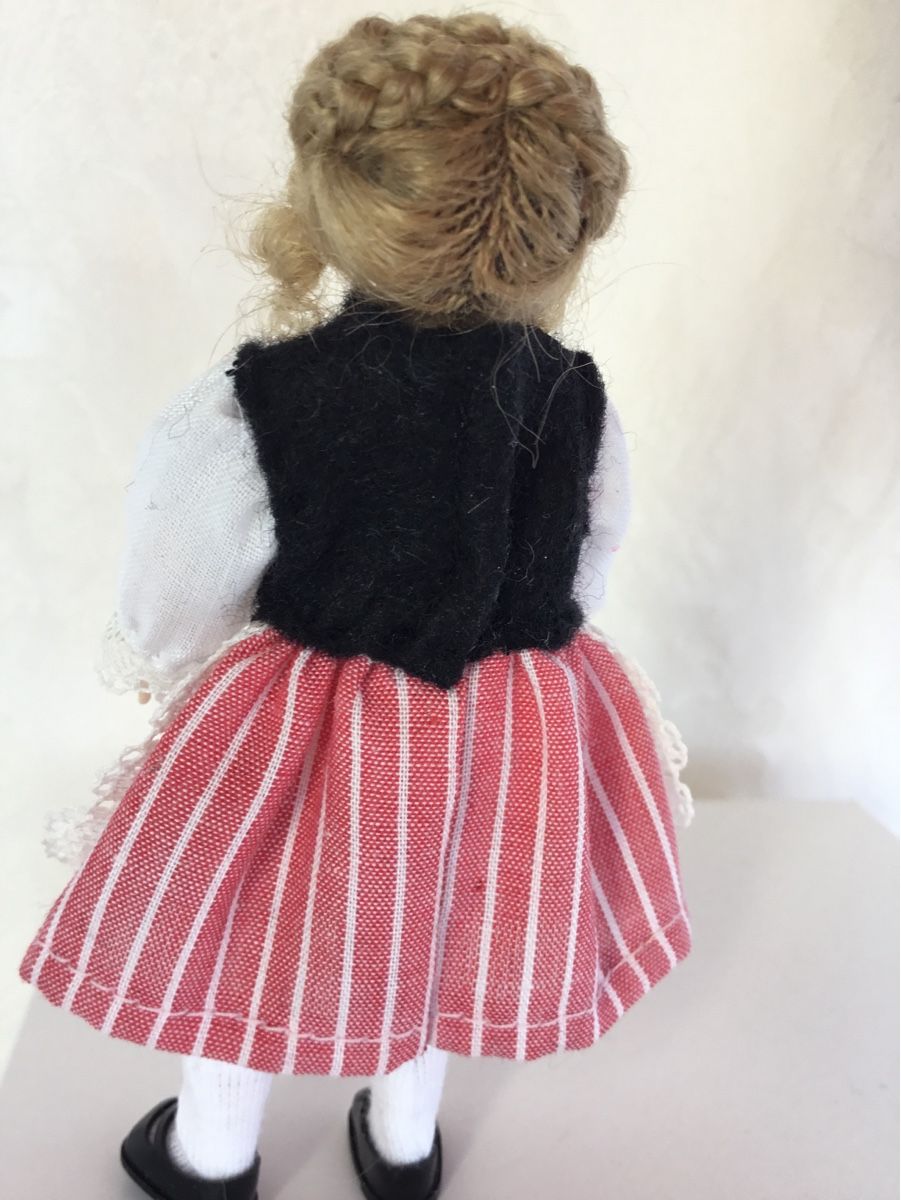 Case e mobili per bambole: Älteres Heidi Ott Mini Puppenstuben Püppchen – Usato da St. Gallen venduto da chamilla 2