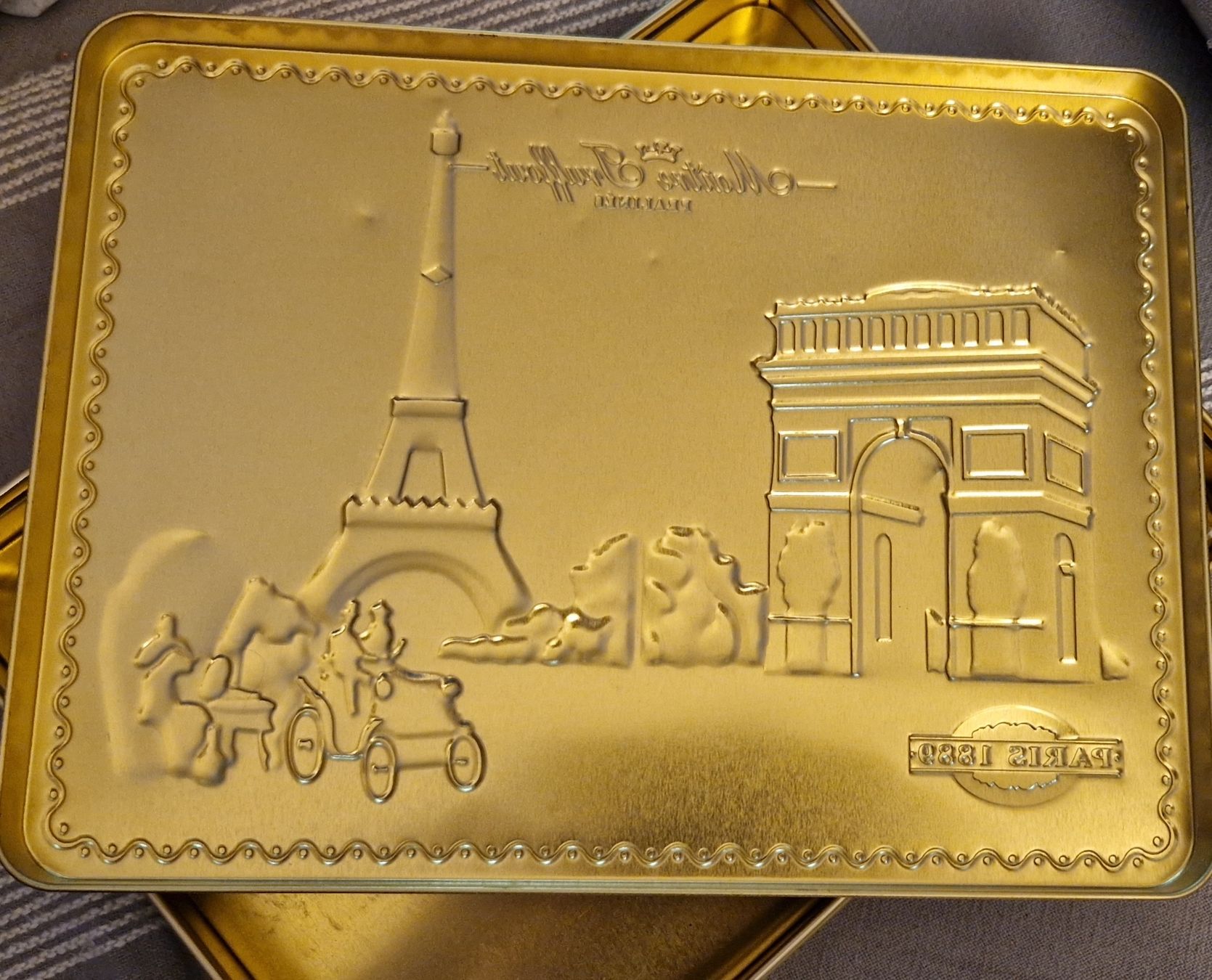 Altre Stoviglie: Praliné-Blechdose mit Paris-Motiven – Usato da Oberengstringen venduto da Asteroid56 3