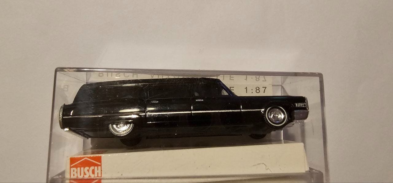 Modellini di ferrovie: HO Friedhof und Cadillac Leichenwagen – Usato da Siblingen venduto da Alpina8 1