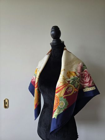 Vintage GUCCI Seidentuch – 86 × 86 cm