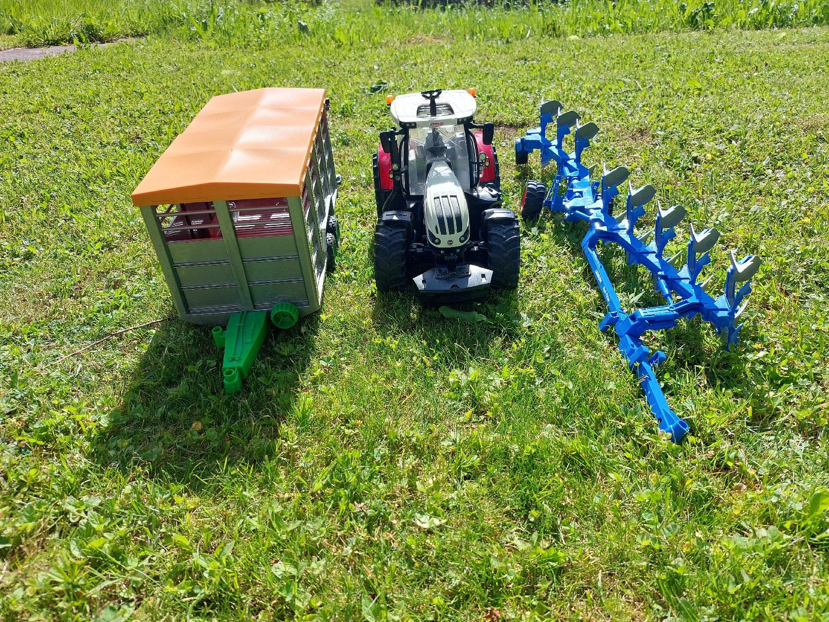 Bruder Giocattoli: Bruder Traktor, Viehwagen und Ackerpflug – Usato da Ennetbühl venduto da bwwb 1