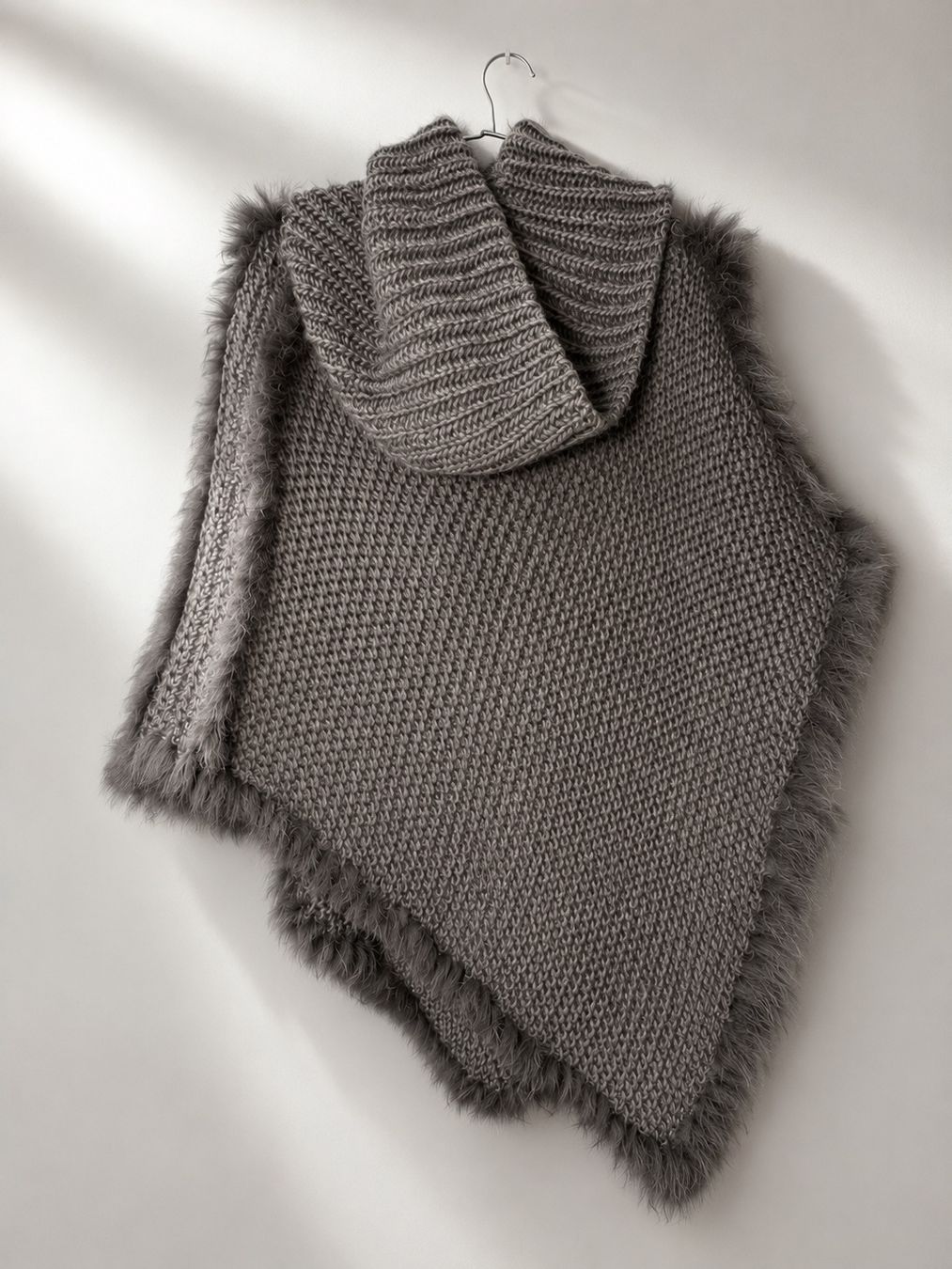 Sonstige Damenmode: Poncho mit Fell – Neu (gemäss Beschreibung) aus Kaiseraugst von Blondi_xx