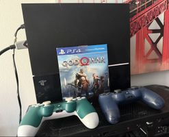     PS4 500GB + 2 Controller + God of War Ragnarök
