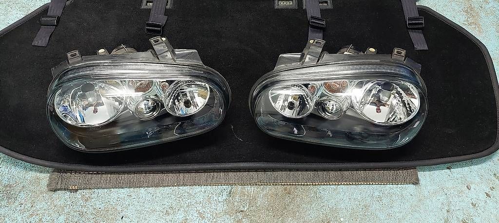 Phares: VW Golf 4 original Jubi Scheinwerfer – D'occasion à Dürrenäsch par fmu85