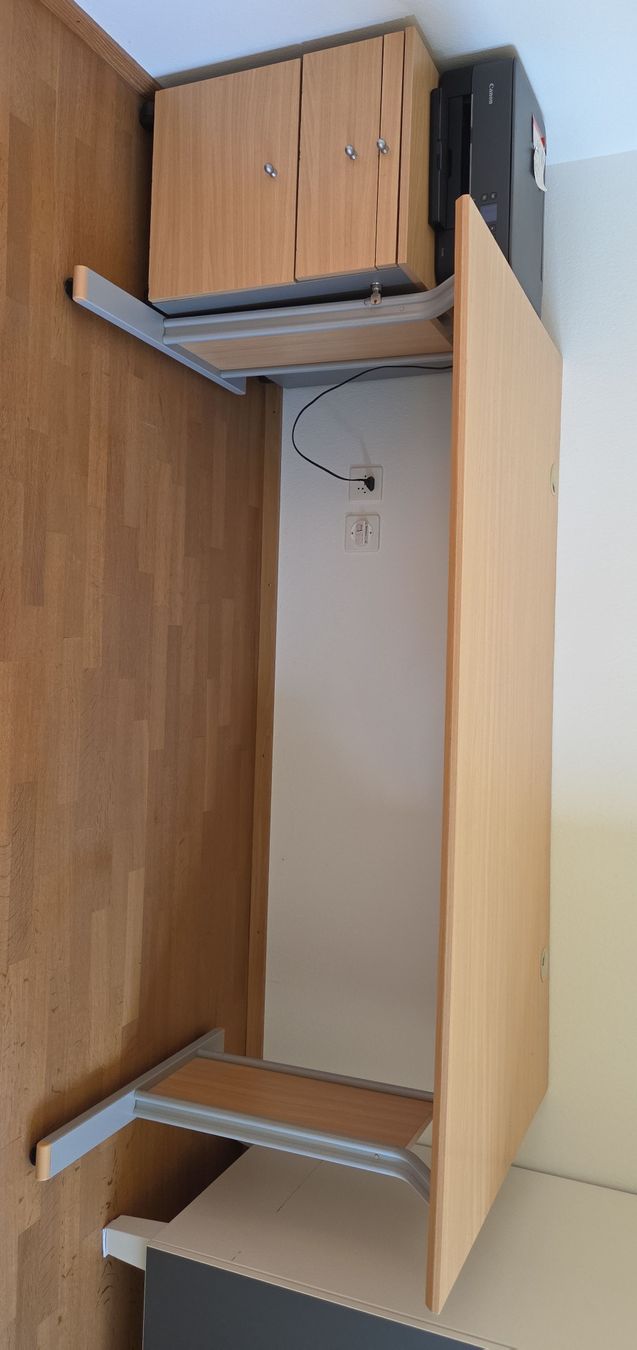 Bureaux: Bürotisch mit Rollcontainer Buche hell – D'occasion à Spiegel b. Bern par Gel89