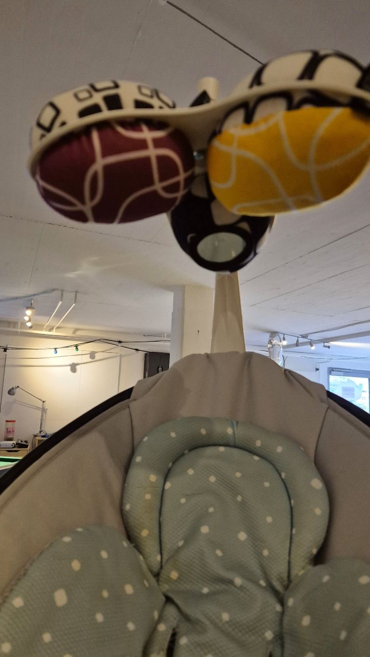 4moms Sdraiette & Sdraiette a dondolo: 4Moms MamaRoo Babyschaukel Grau – Usato da Richterswil venduto da hosttech 3