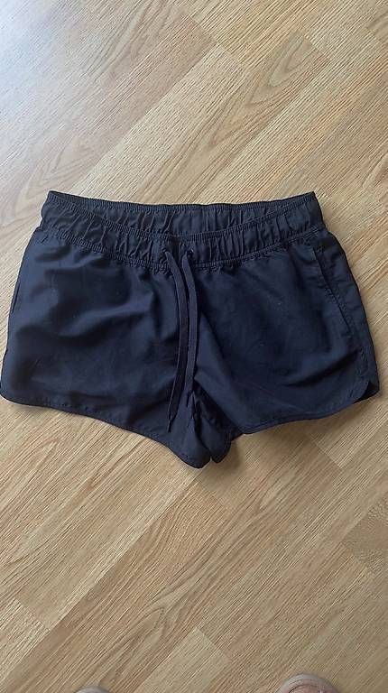 Pantaloni: Schwarze Shorts, Gr. 38 – Nuovo (secondo la descrizione) da Tägerwilen venduto da fennekfilke
