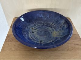 Handgedrehte Studio Keramik Schale, signiert, blau, D 27 cm